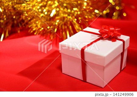 クリスマスプレゼントの赤いリボンの白い箱 クリスマスプレゼントの赤いリボンの白い箱 141249906
