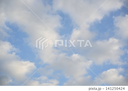 雲の多い春の青空 雲の多い春の青空 141250424