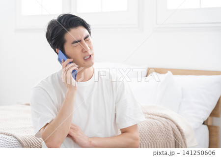 スマホで通話する男性 スマホで通話する男性 141250606