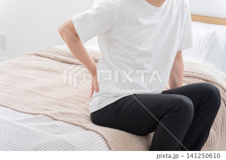 腰痛の男性 腰痛の男性 141250610