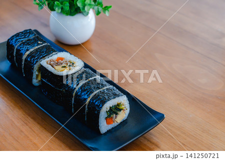 黒い皿に盛られた韓国料理のキンパ。 黒い皿に盛られた韓国料理のキンパ。 141250721