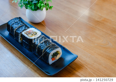 黒い皿に盛られた韓国料理のキンパ。 黒い皿に盛られた韓国料理のキンパ。 141250729