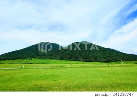 島根県大田市にある大山隠岐国立公園「三瓶山(さんべさん)」の西の原から撮影した美しい風景写真です。手 島根県大田市にある大山隠岐国立公園「三瓶山(さんべさん)」の西の原から撮影した美しい風景写真です。手 141250747