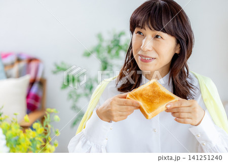 朝ごはんを食べる女性 朝ごはんを食べる女性 141251240