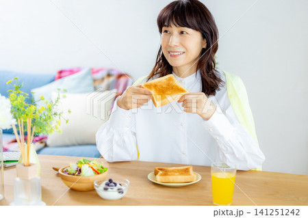 朝ごはんを食べる女性 朝ごはんを食べる女性 141251242