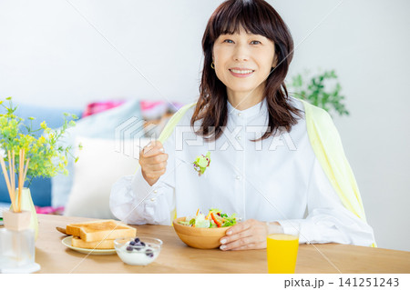 朝ごはんを食べる女性 朝ごはんを食べる女性 141251243