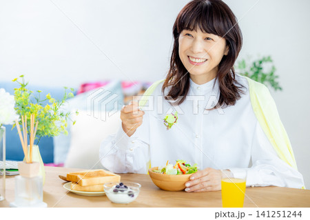 朝ごはんを食べる女性 朝ごはんを食べる女性 141251244