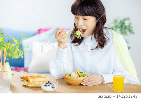 朝ごはんを食べる女性 朝ごはんを食べる女性 141251245