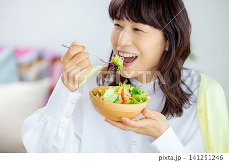 サラダを食べるミドル女性 141251246