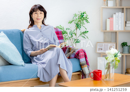 本を読むミドル女性 141251259