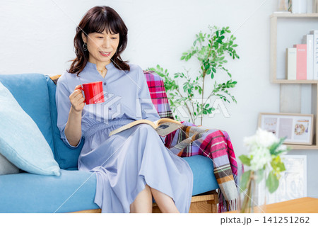 本を読むミドル女性 141251262
