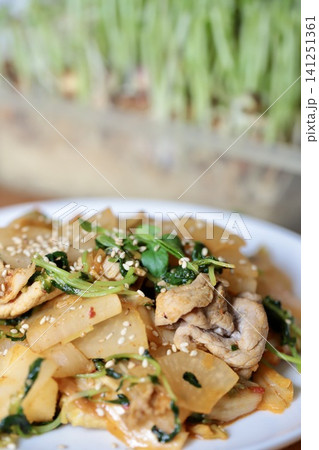 大根と豆苗の豚こまキムチ炒め 大根と豆苗の豚こまキムチ炒め 141251361