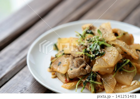 大根と豆苗の豚こまキムチ炒め 野菜炒め 大根と豆苗の豚こまキムチ炒め 野菜炒め 141251403