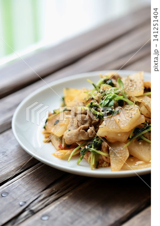 大根と豆苗の豚こまキムチ炒め 野菜炒め 大根と豆苗の豚こまキムチ炒め 野菜炒め 141251404