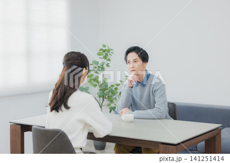 会話するカップル 会話するカップル 141251414