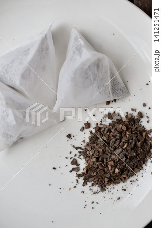 ヒシ茶の茶葉と三角ティーバッグ ノンカフェインの健康茶 ヒシ茶の茶葉と三角ティーバッグ ノンカフェインの健康茶 141251471