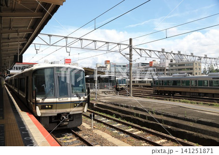 JR王寺駅で出発を待つ大和路線 普通電車と王寺駅構内 141251871