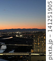 夕焼けに染まる山並みと街の夜景 141251905