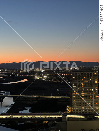 夕焼けに染まる山並みと街の夜景 141251905