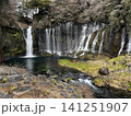 岩肌を流れ落ちる美しい滝と清流の風景 141251907