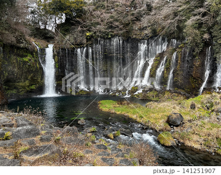 岩肌を流れ落ちる美しい滝と清流の風景 141251907