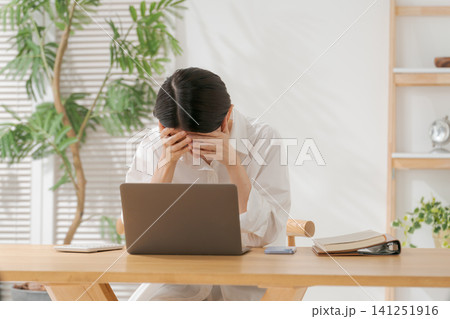 頭を抱える40代女性 頭を抱える40代女性 141251916