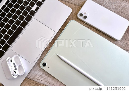 ノートパソコンとスマートデバイスが並ぶモダンなデスク ノートパソコンとスマートデバイスが並ぶモダンなデスク 141251992