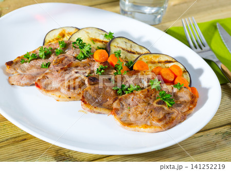 Grilled lamb chops with eggplant Grilled lamb chops with eggplant 141252219