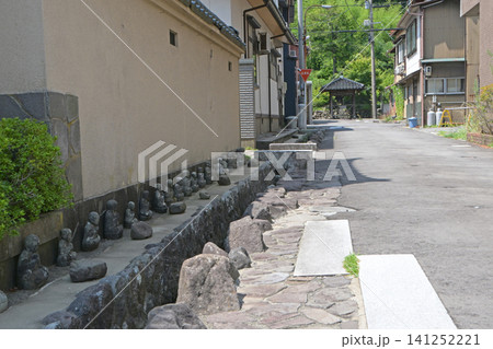 恩栄寺の前に並ぶ石仏(石川県加賀市) 恩栄寺の前に並ぶ石仏(石川県加賀市) 141252221
