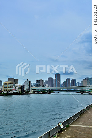 清洲橋から観る曇り空の佃島のタワーマンション群 清洲橋から観る曇り空の佃島のタワーマンション群 141252323