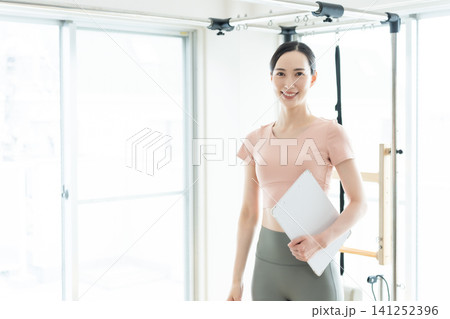 ピラティス　インストラクター　女性 141252396