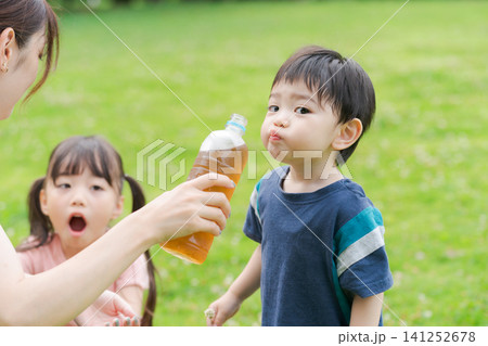 水分補給をする男の子 水分補給をする男の子 141252678