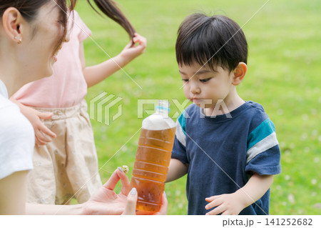 水分補給をする男の子 水分補給をする男の子 141252682