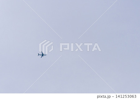 曇り空を飛ぶ旅客機 曇り空を飛ぶ旅客機 141253063