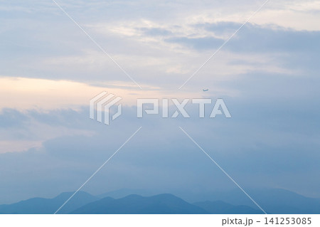 雲間を飛ぶ旅客機 雲間を飛ぶ旅客機 141253085