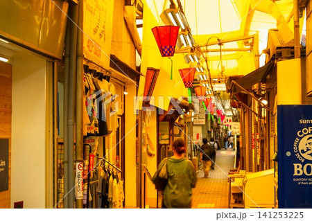 横浜三大商店街・六角橋商店街 昭和の面影が残る「ふれあい通り」 141253225
