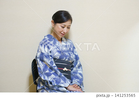 浴衣を着たシニア女性 黒い帯と帯留 浴衣を着たシニア女性 黒い帯と帯留 141253565