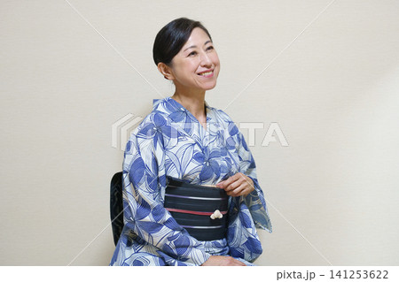 浴衣を着たシニア女性　黒い帯に帯留 141253622