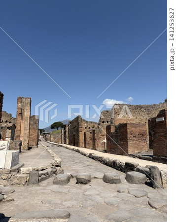 ポンペイ遺跡_道路と飛び石_イタリア_ポンペイ ポンペイ遺跡_道路と飛び石_イタリア_ポンペイ 141253627