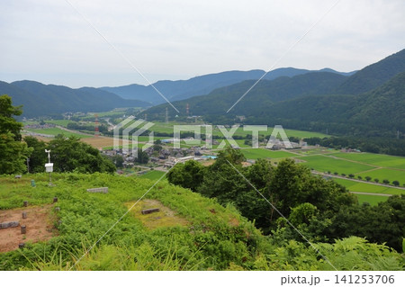 鳥越城本丸跡から眺める手取川と城下の街並み(石川県白山市) 鳥越城本丸跡から眺める手取川と城下の街並み(石川県白山市) 141253706