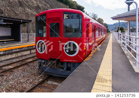 長崎本線の大草駅に停車する、JR九州の多機能検測車「BIG EYE(ビッグアイ)」 長崎本線の大草駅に停車する、JR九州の多機能検測車「BIG EYE(ビッグアイ)」 141253736