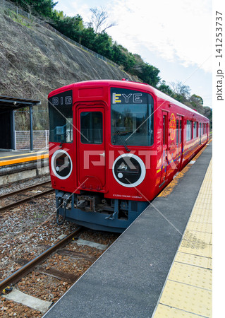 長崎本線の大草駅に停車する、JR九州の多機能検測車「BIG EYE(ビッグアイ)」 長崎本線の大草駅に停車する、JR九州の多機能検測車「BIG EYE(ビッグアイ)」 141253737