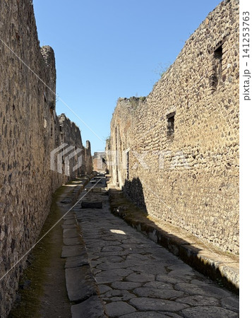 ポンペイ遺跡_道路と壁_イタリア_ポンペイ ポンペイ遺跡_道路と壁_イタリア_ポンペイ 141253763