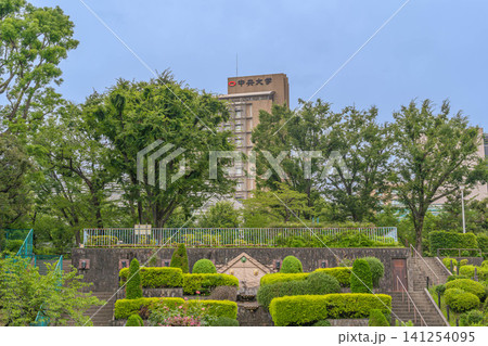 中央大学後楽園キャンパスの外観と手前に広がる礫川公園【東京都文京区春日】 141254095