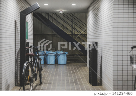 アパート共用部の駐輪場とごみ置き場 アパート共用部の駐輪場とごみ置き場 141254460