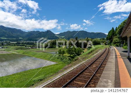 南阿蘇鉄道・阿蘇下田城駅のホームから望む阿蘇の山々と田園風景 141254767