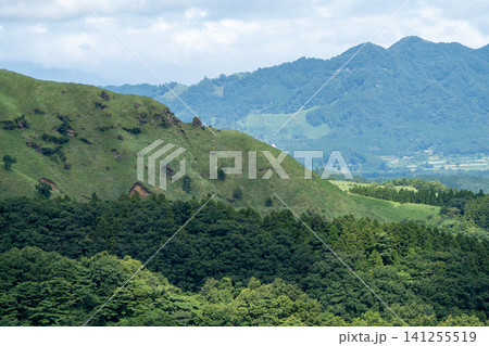 初夏の爽やかな緑が広がる阿蘇の山肌と重なる尾根の風景 初夏の爽やかな緑が広がる阿蘇の山肌と重なる尾根の風景 141255519