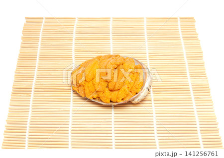 鮑の貝に盛って蒸し焼きにした、三陸名産の焼きウニ【白背景・切り抜き】 141256761