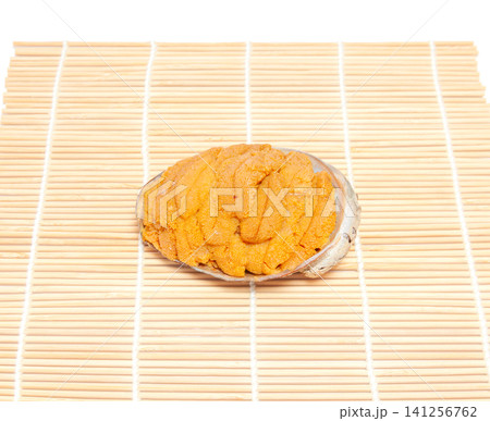 鮑の貝に盛って蒸し焼きにした、三陸名産の焼きウニ【白背景・切り抜き】 141256762