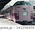国鉄時代の新宿駅に停車する183系特急「あずさ」の前面アップ 141256970